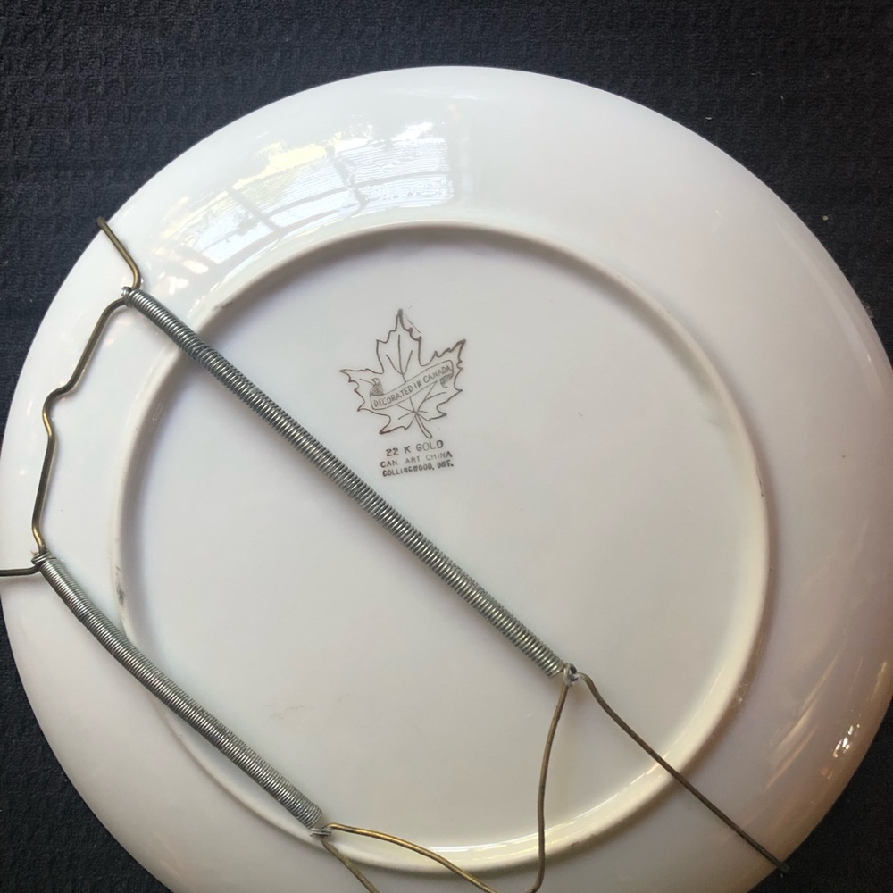 Monashee Area Commemorative 75th Anniversary Decorative Plate - White & Red - Picture 2 of 2